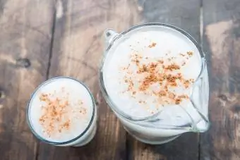 RumChata ve džbánu a sklenici