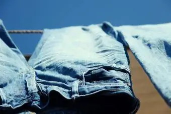 Asciugatura di un paio di blue jeans su stendibiancheria