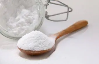 Bicarbonato di sodio in un cucchiaio di legno