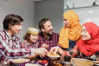 Família comendo junto