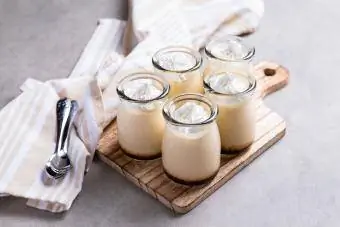 Creme de caramelo em garrafas