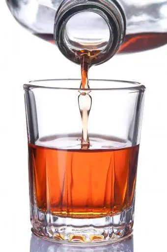 Shotglas gevul met alkoholiese drank