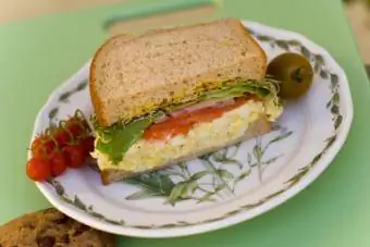Bir tabakta yumurta salatalı sandviç