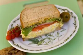 Eiersalat-Sandwich auf einem Teller