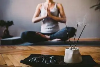 Paljenje tamjana u joga studiju