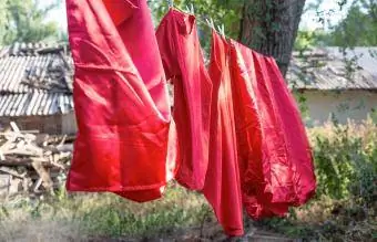 crvena svilena posteljina koja visi vani