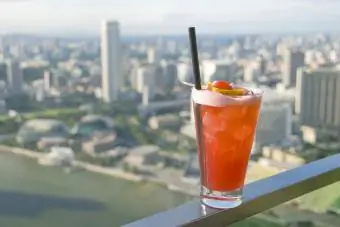 Cocktail al tramonto di Cenerentola su un balcone