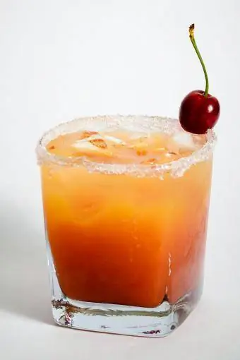 Koktel od soka od naranče i višnje