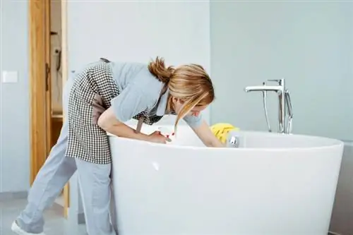 आपको अपना बाथरूम कितनी बार साफ करना चाहिए? मूल बातें & परे