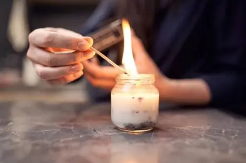 5 αλάνθαστες αμυχές για το πώς να βγάλετε το κερί από ένα βάζο
