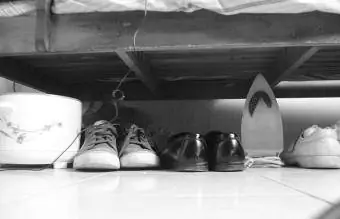 Yatağın altında Feng Shui ayaqqabıları