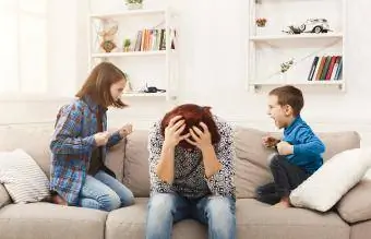 Crianças brigando por causa da mãe cansada