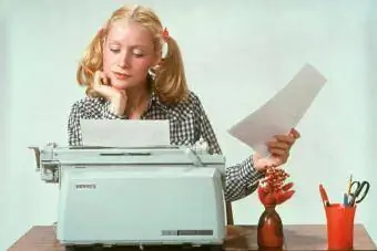 Ung kvinde fra 1970'erne ved hjælp af en Hermes-skrivemaskine