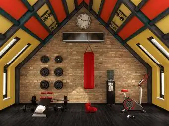 Ev egzersiz odasında kırmızı vurgu