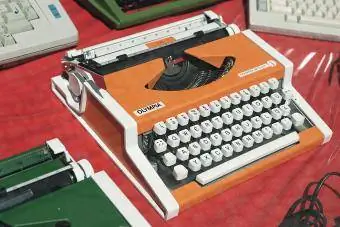 Orange Olympia skrivemaskine sælges