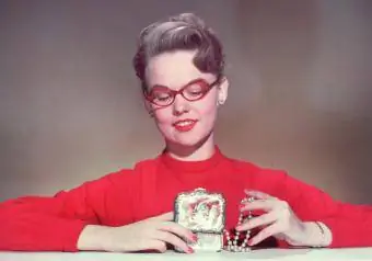 Kvinne fra 60-tallet med smykkeskrin