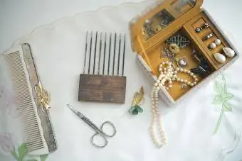 Vintage škatla za nakit in glavniki
