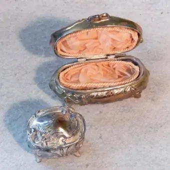 Škatla za nakit v secesijski skrinjici s svileno podloženimi kovinskimi srebrnimi rožami
