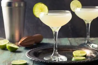 Klasický limetkový daiquiri koktail s oblohou