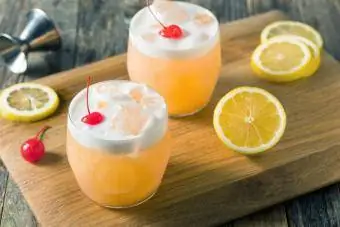 Verfrissende Whiskey Sour Cocktail met 'n Kersie