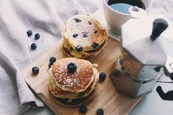 Stapel Blaubeerpfannkuchen mit Kaffee