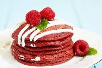 Qırmızı məxmər pancake yığını