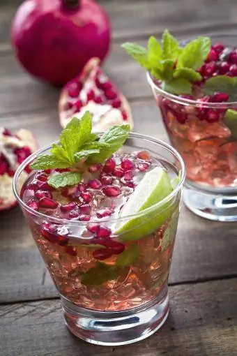 Cocktail Safi ya Tangawizi ya Pomegranate pamoja na Mint na Barafu