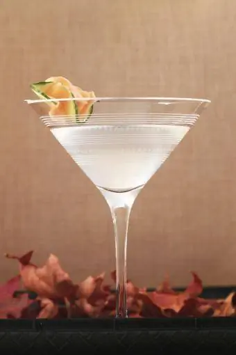 Cocktail gừng trang trí bằng lát dưa chuột