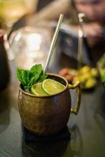 Cocktail Moscow Mule trong chiếc cốc bằng đồng được rèn đặc biệt