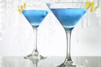 To blå cocktaildrinker