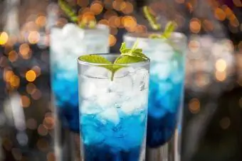 Koktel segar dengan minuman keras curacao biru