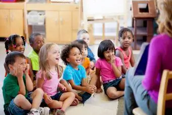 Bambini in età prescolare in una classe per il tempo della storia