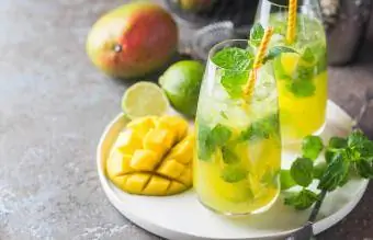 Cóctel mojito de mango y menta