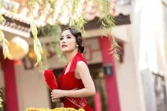 Chinesin im roten Kleid traditionell im chinesischen Tempel