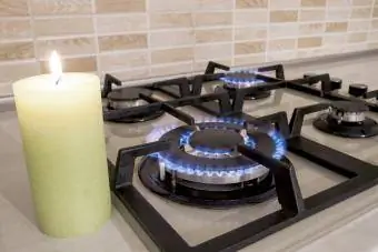 Bếp gas có ngọn lửa đốt khí propan và nến