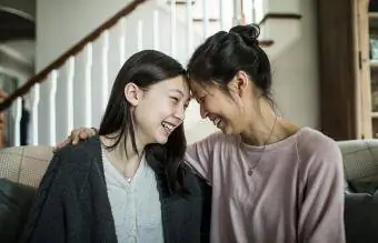 Anya és tizenéves lánya otthon beszél