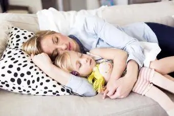 Ээж охин хоёр буйдан дээр унтаж байна