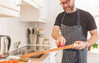 Man schoonmaak snijplank