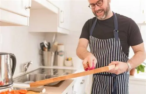 Hoe je een bamboe snijplank schoonmaakt, zodat hij lang meegaat