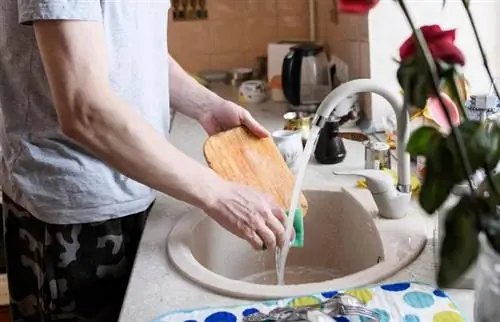 Een houten snijplank schoonmaken als een professional