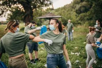 Grup de voluntaris netejant la natura junts