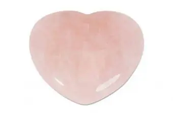 coração de quartzo rosa esculpido