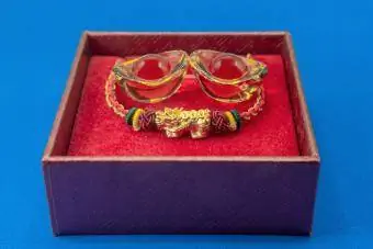 İplik bilezikli altın pixiu ve kırmızı kutuda sarı cam yuan bao antik Çin parası
