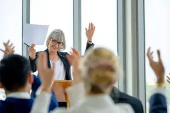 Ältere Frau hält Rede zum Ruhestand