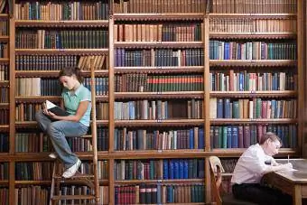 Studenten in oude bibliotheek