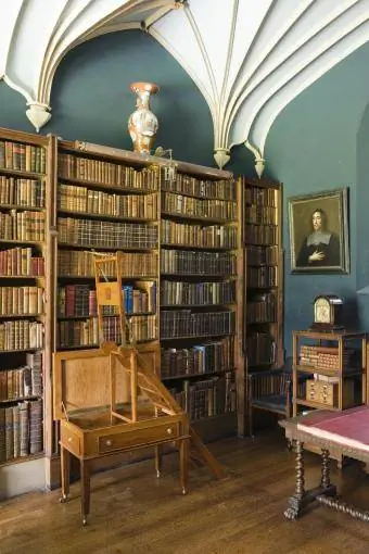 Biblioteca isabelina con techo abovedado y escalera plegable