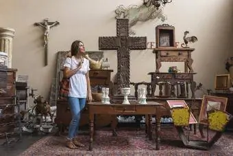 Mujer de compras en una tienda de antigüedades