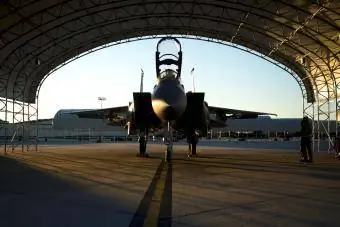 Eagle uçağı, Kuzey Carolina'daki Seymour Johnson Hava Kuvvetleri Üssü'nde bir eğitim görevine katılmak için bekliyor