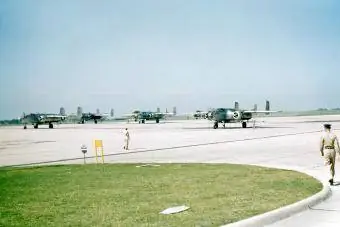 B-25 lidojuma līnija Rendolfa laukā 1949. gadā Sanantonio, Teksasā