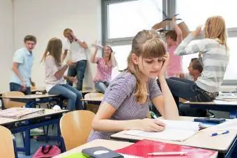 hartseer hoërskoolmeisie in chaotiese klaskamer